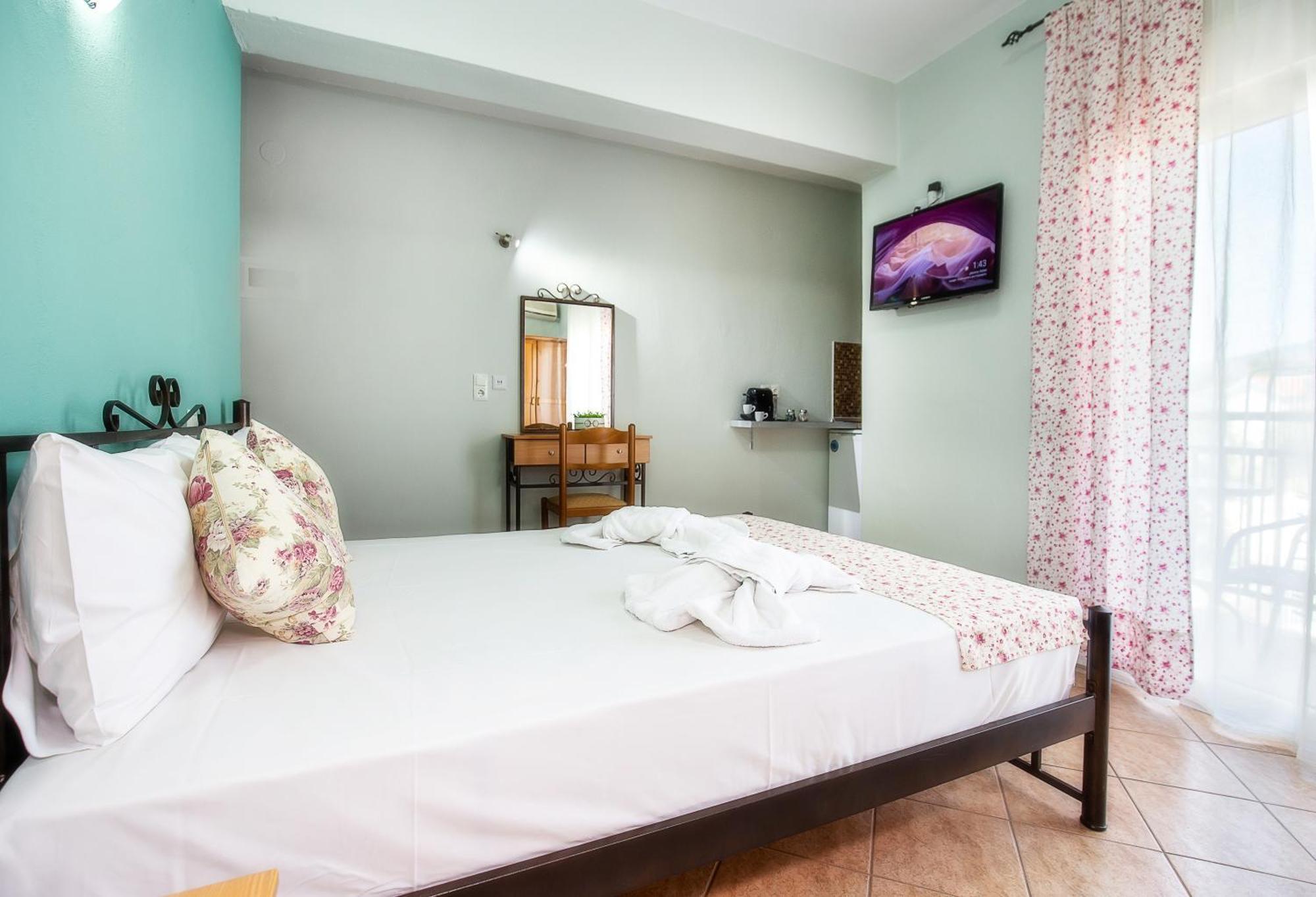 Famelia Studios Lampiris Potos Exteriér fotografie